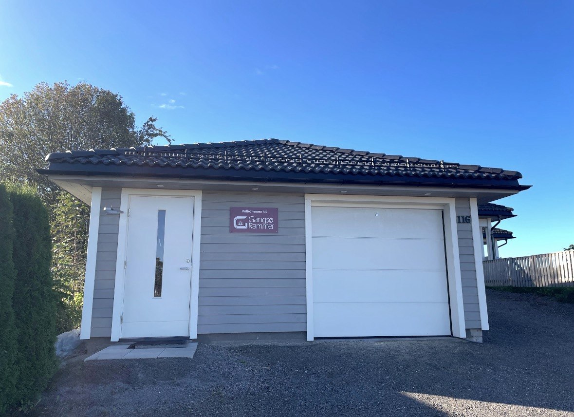 Verkstedet til Gangsø Rammer på Feen i Stokke, opplyst om kvelden